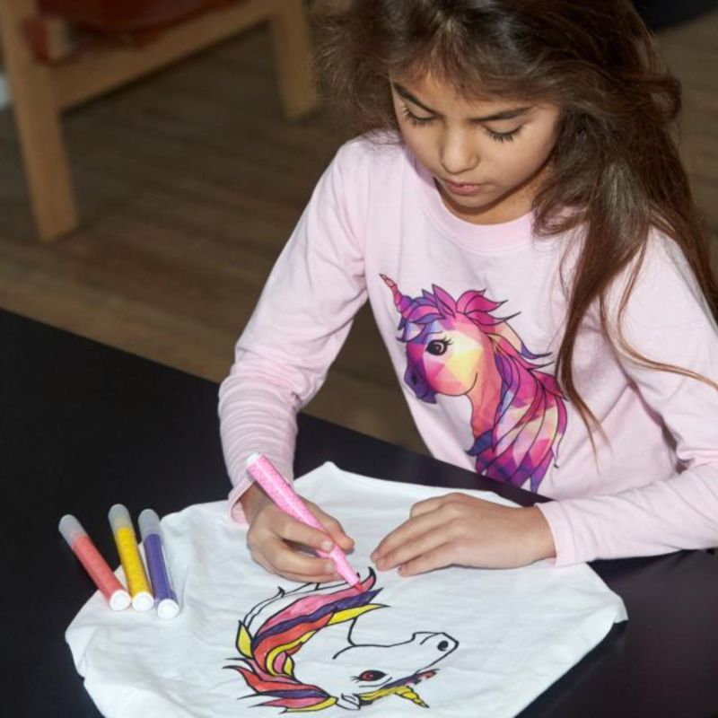 Mal selv t-shirt børn med hestemotiv vist med barn