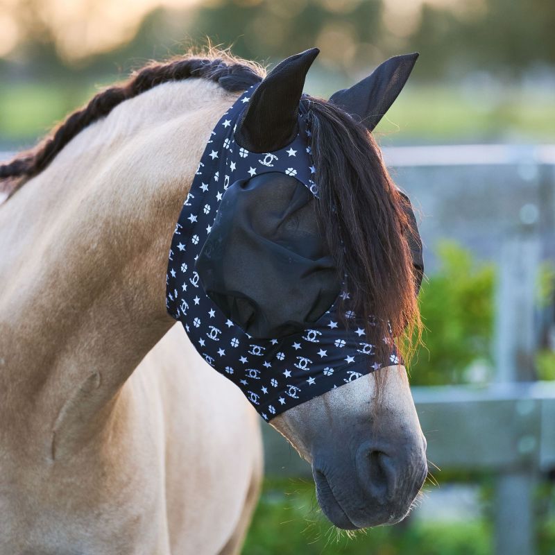 Fluemaske til hest i sort vist på hest