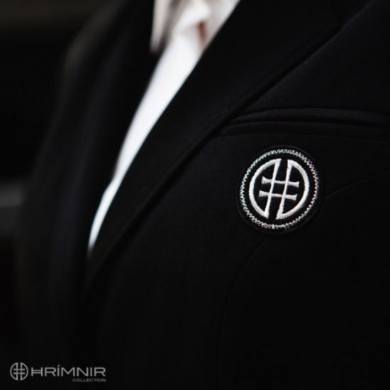 Hrimnir Stævne jakke i sort med logo. Elegant design